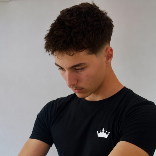 Benji, barbier au salon BarberClub de Meylan